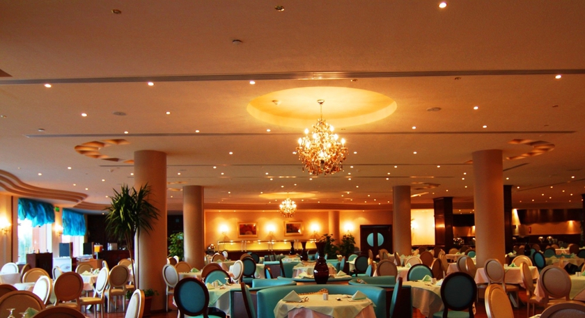 Imagen del bar/restaurante del Hotel Amwaj Oyoun Resort and Casino. Foto 4