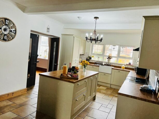 Imagen general del Hotel An Amazing Large 7-bed House in Porthcawl. Foto 12