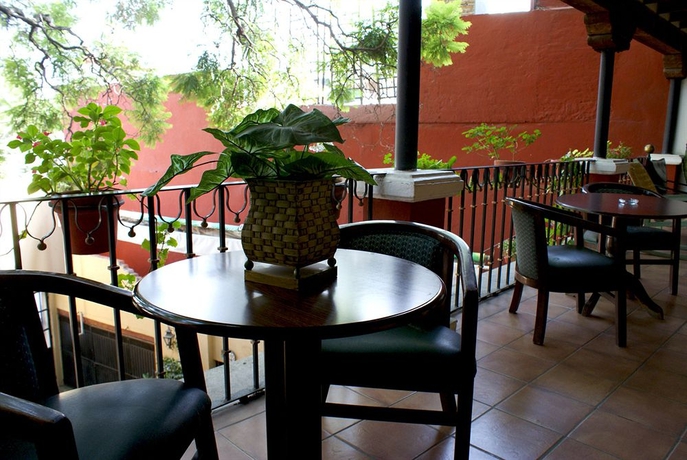 Imagen del bar/restaurante del Hotel Ana Catalina and Suites. Foto 2