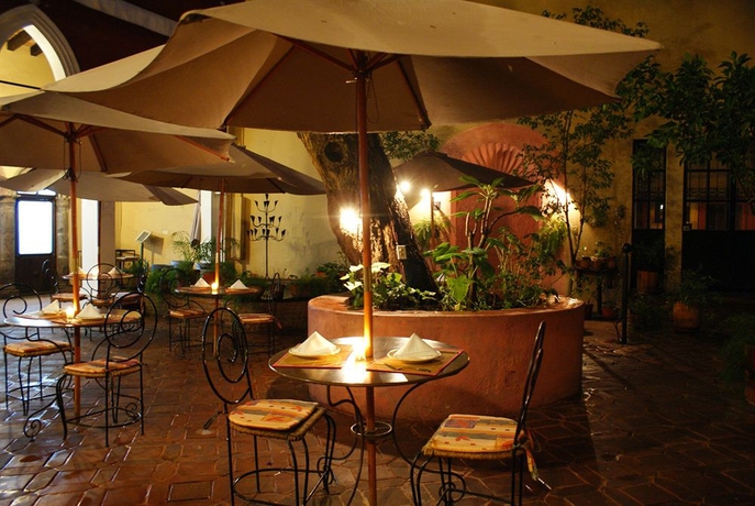 Imagen del bar/restaurante del Hotel Ana Catalina and Suites. Foto 4