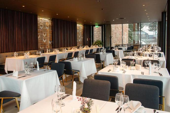 Imagen del bar/restaurante del Hotel Ana Hotels Bradul Poiana Brasov. Foto 2