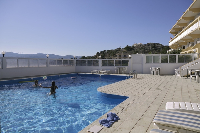 Imagen de la piscina del Hotel Anagros. Foto 15