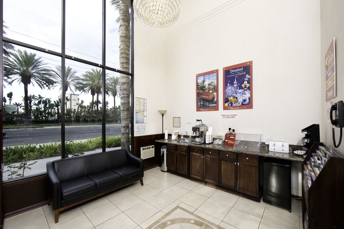 Imagen del bar/restaurante del Hotel Anaheim Discovery Inn and Suites. Foto 2