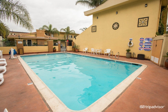Imagen de la piscina del Hotel Anaheim Islander Inn and Suites. Foto 13
