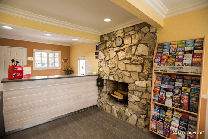 Imagen de los interiores del Hotel Anaheim Islander Inn and Suites. Foto 11