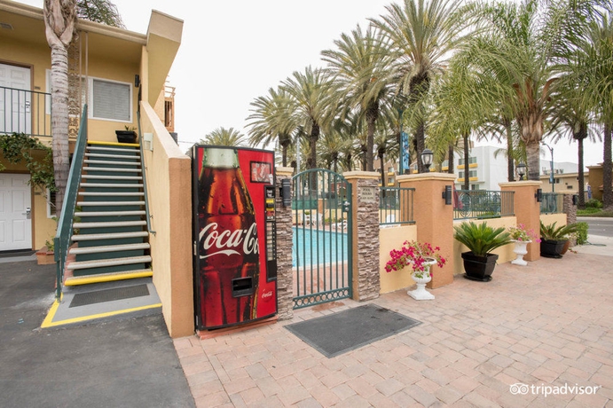 Imagen de los interiores del Hotel Anaheim Islander Inn and Suites. Foto 12