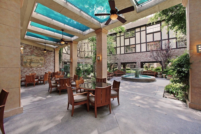 Imagen del bar/restaurante del Hotel Anaheim Majestic Garden. Foto 2