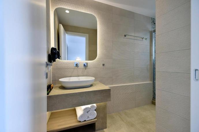 Imagen de la habitación del Hotel Anais Milos Suites. Foto 2