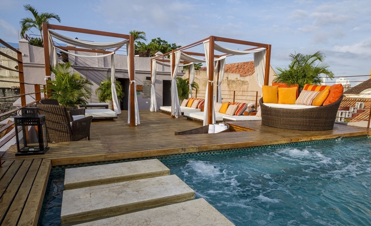 Imagen de la piscina del Hotel Ananda Boutique. Foto 16