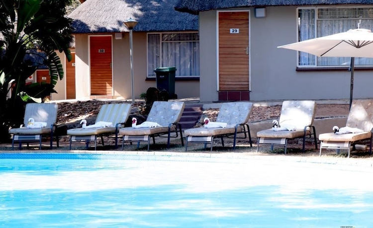 Imagen de la piscina del Hotel Ananda Lodge. Foto 18