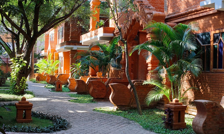 Imagen de los exteriores del Hotel Ananta Bagan. Foto 14