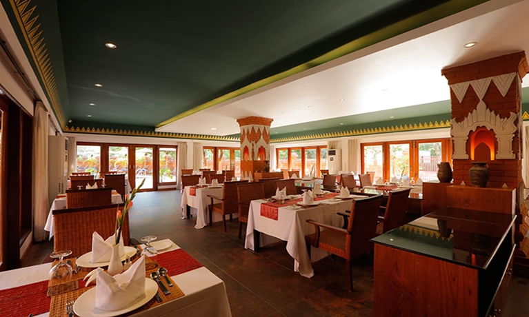 Imagen del bar/restaurante del Hotel Ananta Bagan. Foto 3