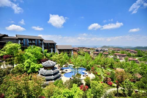 Imagen de los exteriores del Hotel Anantara Guiyang Resort. Foto 10