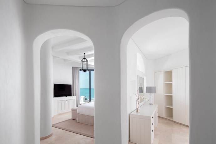 Imagen de la habitación del Hotel Anantara Santorini Abu Dhabi Retreat. Foto 11