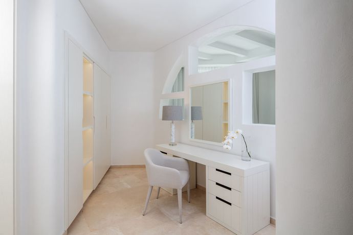 Imagen de la habitación del Hotel Anantara Santorini Abu Dhabi Retreat. Foto 15