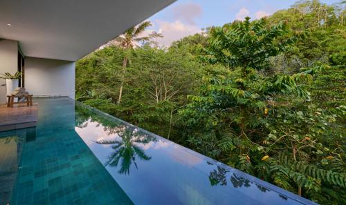 Imagen de la habitación del Hotel Anantara Ubud Bali Resort. Foto 16