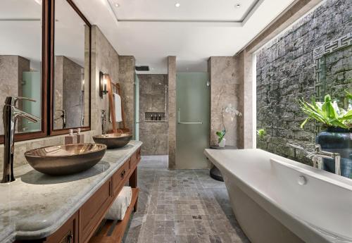 Imagen de la habitación del Hotel Anantara Ubud Bali Resort. Foto 17