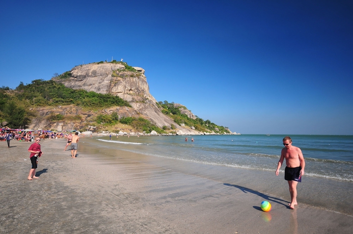 Imagen de los exteriores del Hotel Anantasila Beach Resort Hua Hin. Foto 7