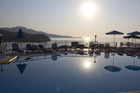 Imagen de la piscina del Hotel Anaxos Hill Village. Foto 13