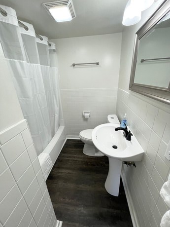 Imagen de la habitación del Hotel Anchor Bay Inn and Suites. Foto 9