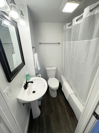 Imagen de la habitación del Hotel Anchor Bay Inn and Suites. Foto 12