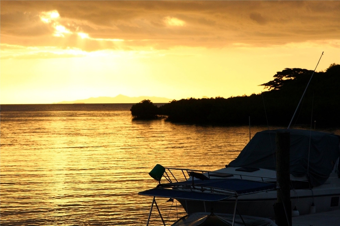 Imagen de los exteriores del Hotel Anchorage Beach Resort. Foto 4