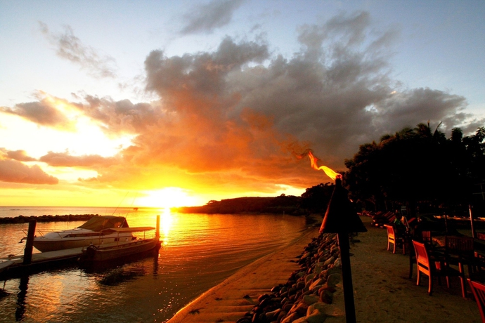 Imagen de los exteriores del Hotel Anchorage Beach Resort. Foto 5