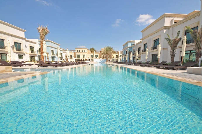 Imagen de la piscina del Hotel Andalus Al Seef Resort and Spa. Foto 16