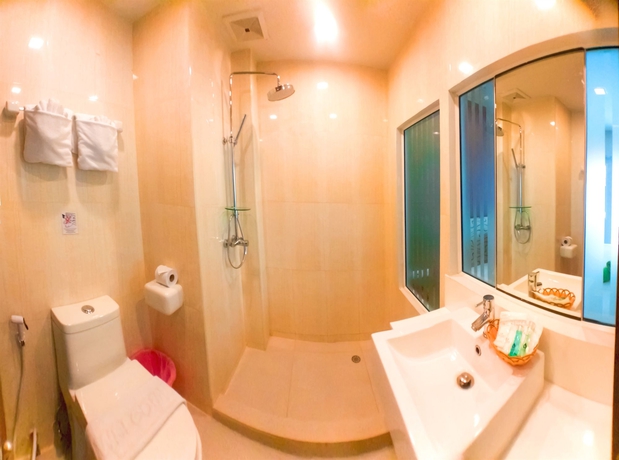 Imagen de la habitación del Hotel Andatel Grandé Patong Phuket. Foto 2