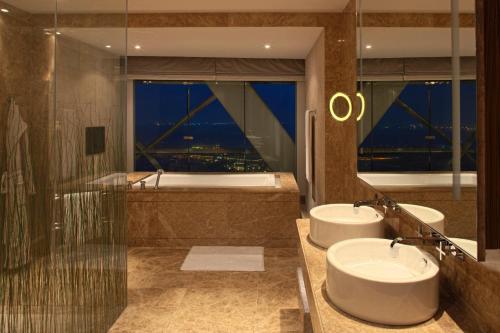 Imagen de la habitación del Hotel Andaz Capital Gate Abu Dhabi – A Concept By Hyatt. Foto 7