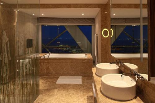 Imagen de la habitación del Hotel Andaz Capital Gate Abu Dhabi – A Concept By Hyatt. Foto 10