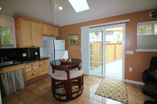 Imagen de la habitación del Hotel Andril Fireplace Cottages. Foto 9