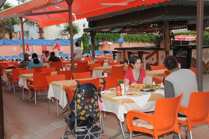 Imagen del bar/restaurante del Hotel Andros Family Club. Foto 2