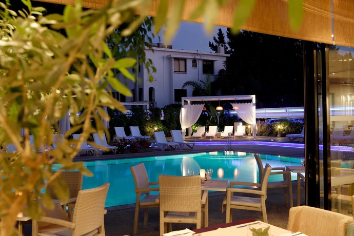 Imagen de la piscina del Hotel Anemi and Suites. Foto 12