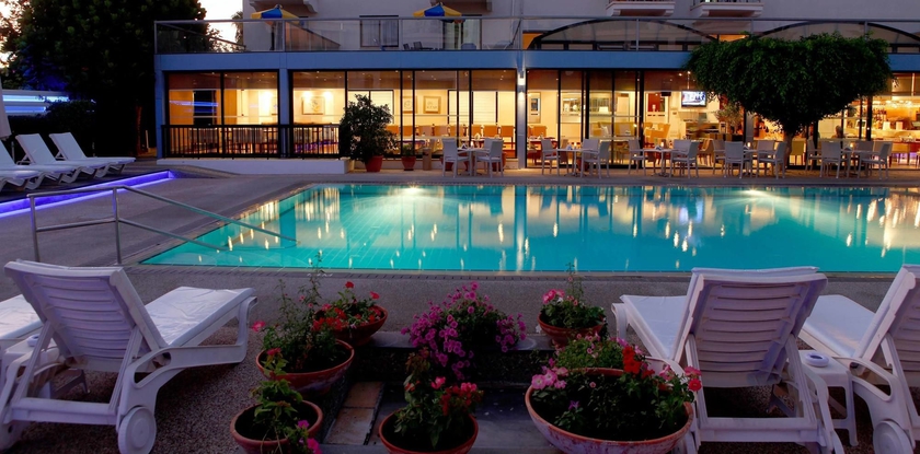 Imagen de la piscina del Hotel Anemi and Suites. Foto 13