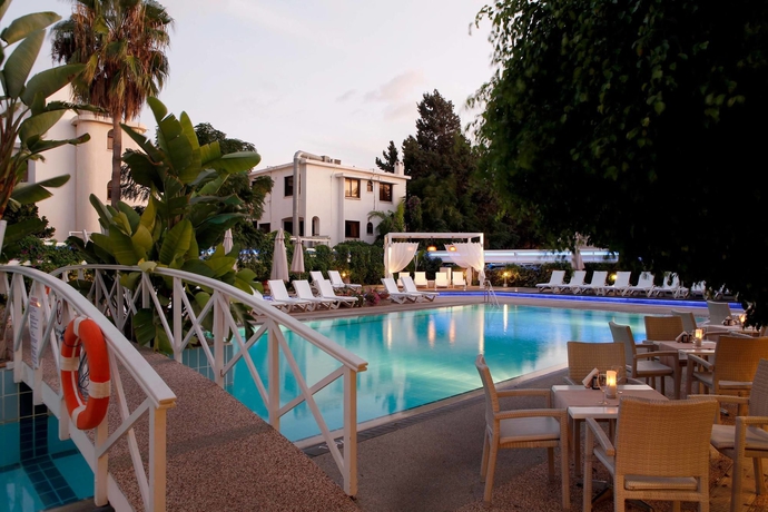 Imagen de la piscina del Hotel Anemi and Suites. Foto 14