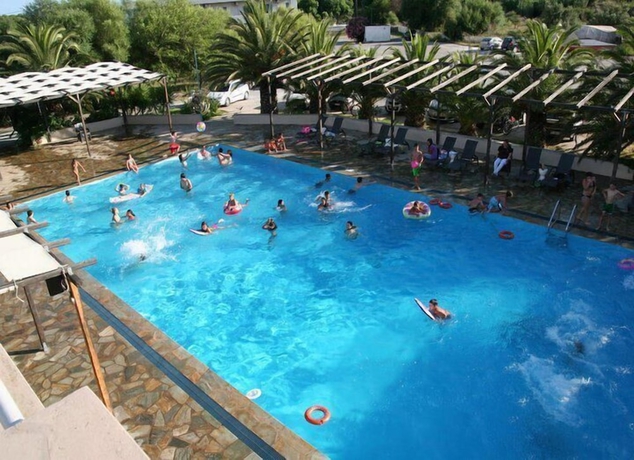 Imagen de la piscina del Hotel Anemomylos Bungalows. Foto 12