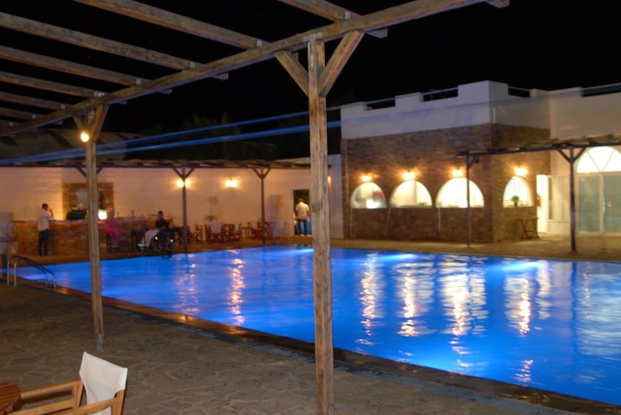 Imagen de la piscina del Hotel Anemomylos Bungalows. Foto 13