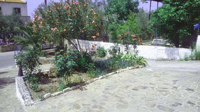 Imagen de los exteriores del Hotel Anessis Studios. Foto 14