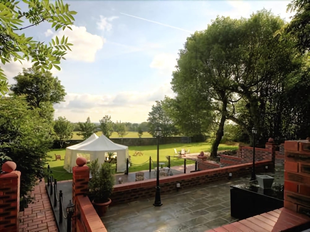 Imagen de los exteriores del Hotel Anfield. Foto 15