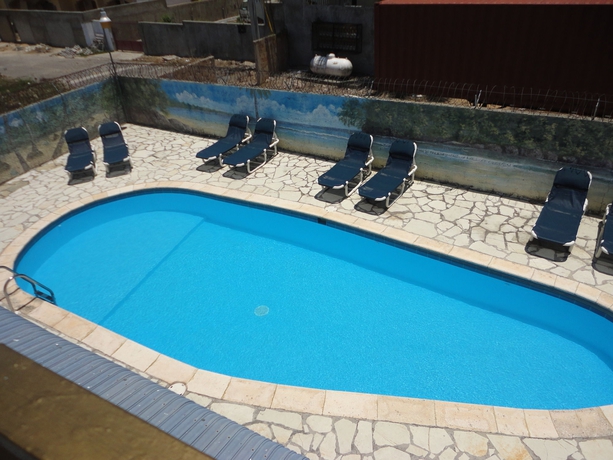 Imagen de la piscina del Hotel Angel Gabriel. Foto 12