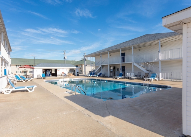 Imagen de la piscina del Hotel Angel Inn Near IMAX, a Travelodge by Wyndham. Foto 18