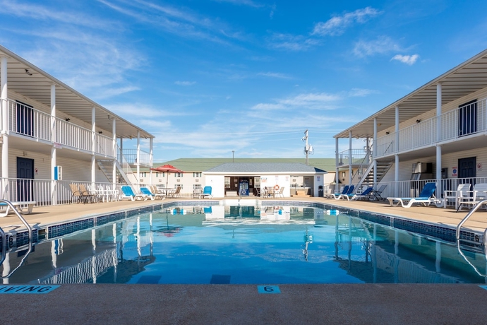 Imagen de la piscina del Hotel Angel Inn Near IMAX, a Travelodge by Wyndham. Foto 19