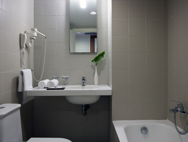 Imagen de la habitación del Hotel Angela Downtown. Foto 7