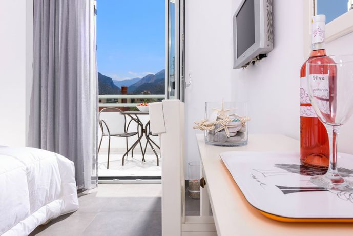 Imagen de la habitación del Hotel Angela Suites. Foto 14