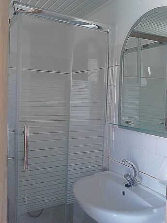 Imagen de la habitación del Hotel Angelika. Foto 16