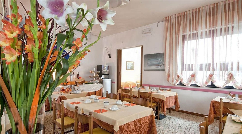 Imagen del bar/restaurante del Hotel Angelini, Viserba. Foto 5