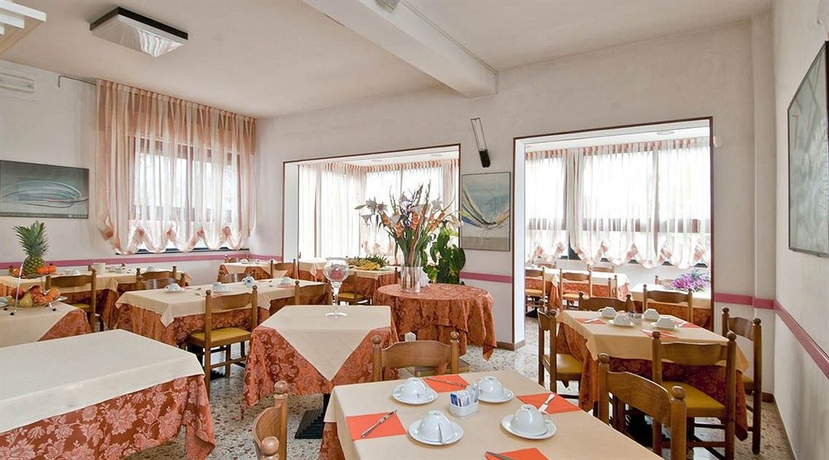 Imagen del bar/restaurante del Hotel Angelini, Viserba. Foto 6