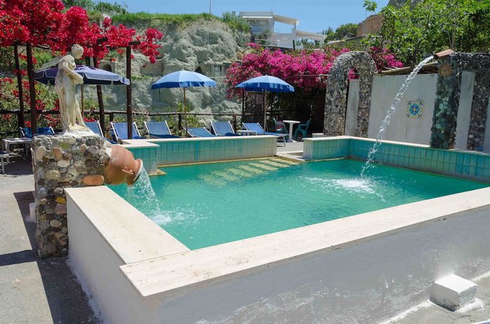 Imagen de la piscina del Hotel Angelino. Foto 17