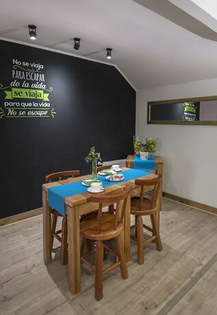 Imagen de los interiores del Hotel Angelmontt. Foto 17